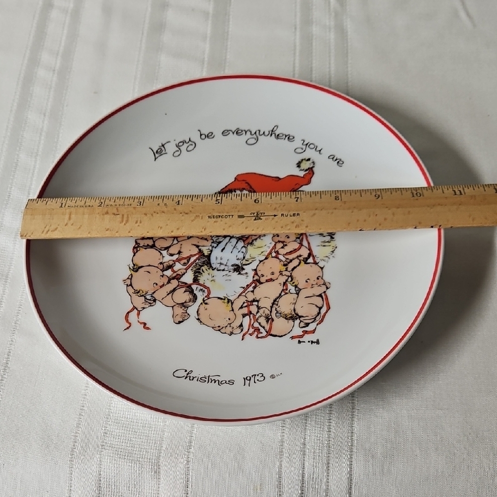 Vintage Christmas Plate with Santa Design - Picture 3 of 3